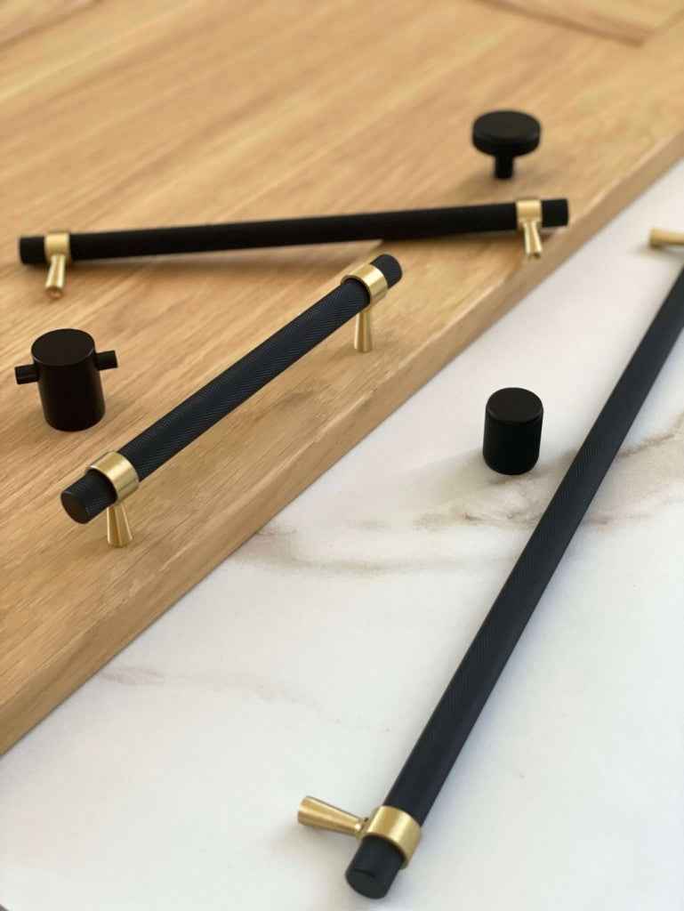 Håndtak Bergen - Matt Svart/Børstet Messing - ROM 7