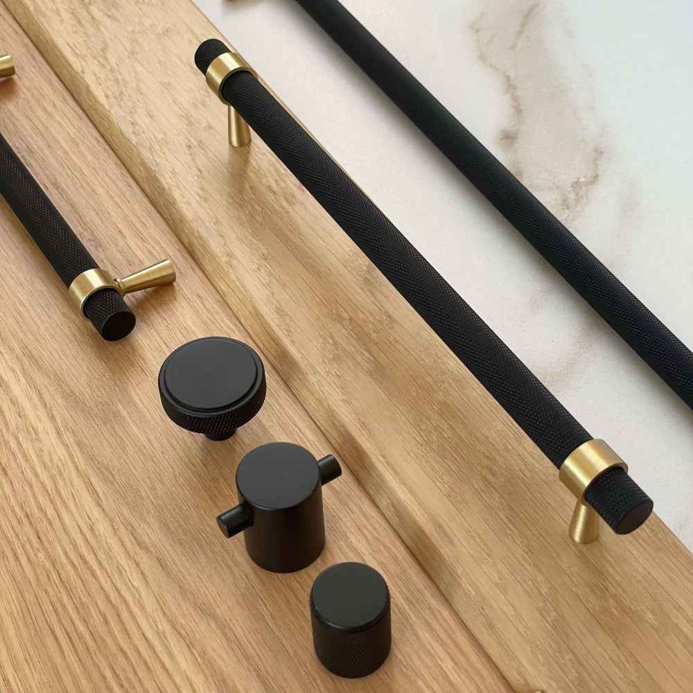 Håndtak Bergen - Matt Svart/Børstet Messing - ROM 7