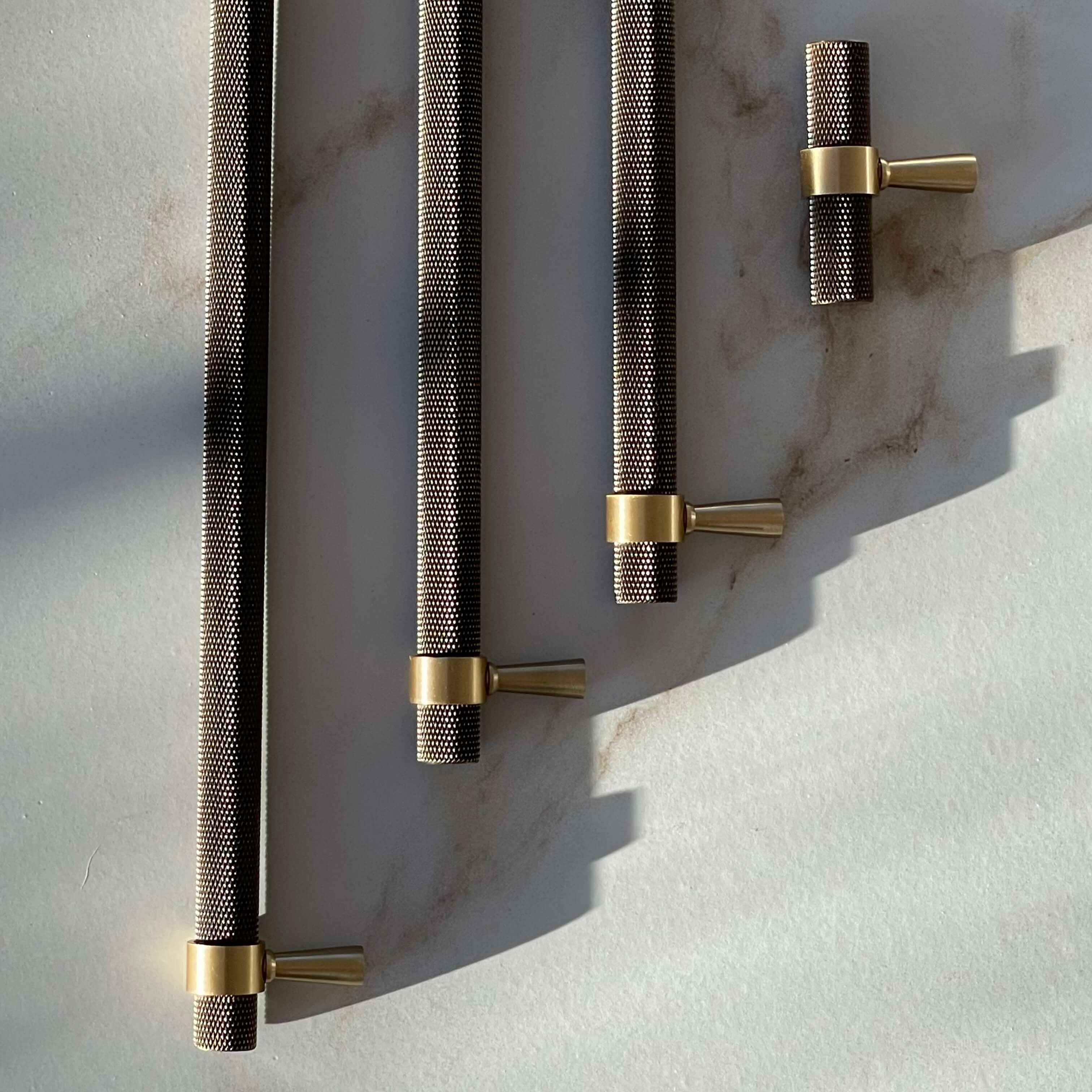 Håndtak Bergen - Antikk Messing/Børstet Messing - ROM 7