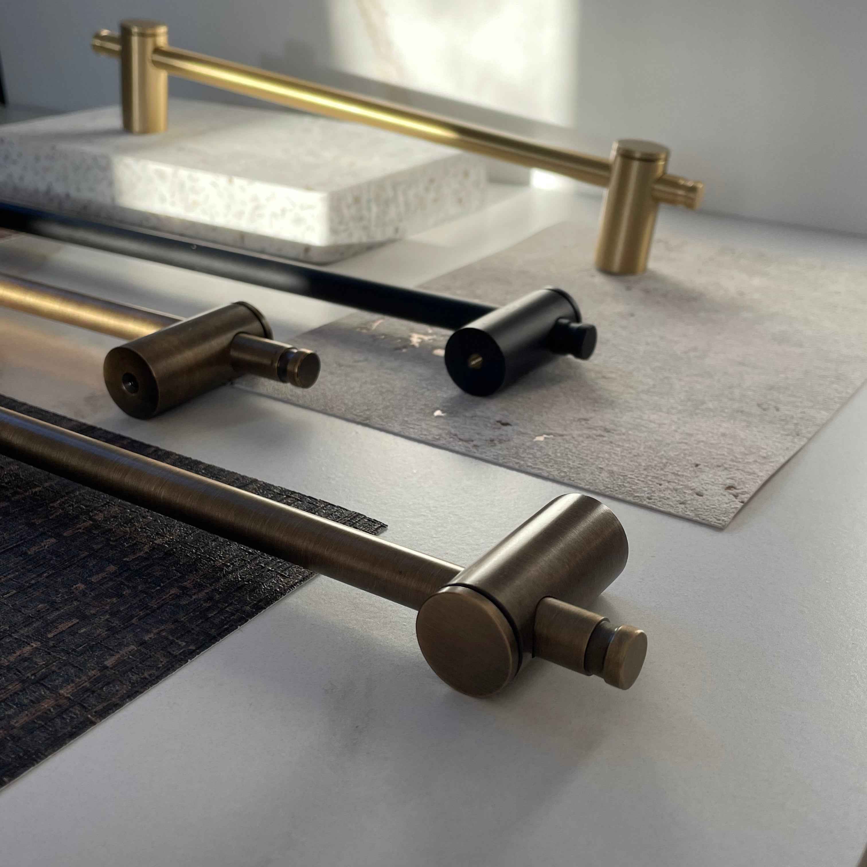 Håndtak London (Justebare) - Bøstet Messing (Matt Gylden) - ROM 7